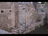 03085 ostia - regio i - insula ii - caseggiato del pantomimo apolausto and caseggiato del balcone ligneo (i,ii,2.6) - raum 28 - detail ostwand - 09-2022.jpg